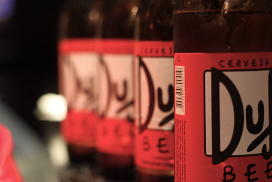 Garrafas da cerveja Duff, que chega a São Paulo no final de novembro