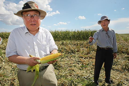 Comitiva chinesa visita campos de pesquisas de soja, milho e algodão em Goiás