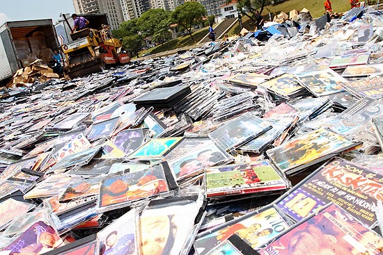 Destruição simbólica de CDs e DVDs piratas promovida por instituições em 2007, em São Paulo