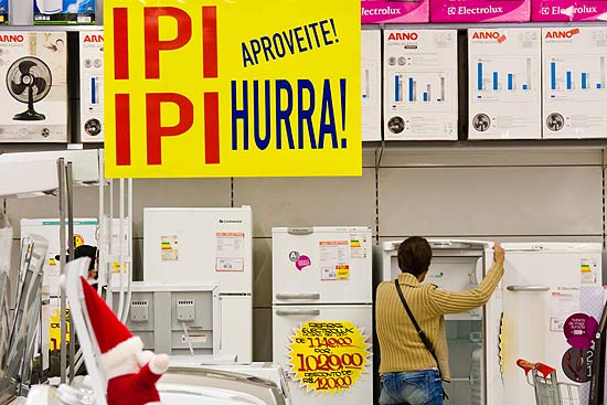 Consumidores observam produtos da linha branca em loja na capital paulista