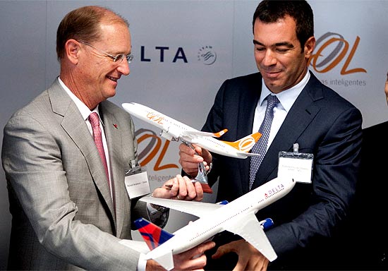 Richard Anderson (esq.), CEO da Delta Air Lines, e Constantino de Oliveira Junior, da Gol, durante coletiva sobre a aquisição de parte da companhia brasileira pela empresa americana