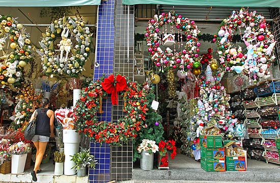Loja de enfeites de Natal da av. Vautier, no Pari; regio disputa clientes com rua 25 de Maro
