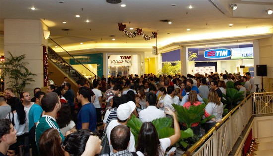 Consumidores fazem fila em shopping na zona oeste do SP para o lanamento do novo iPhone 4S; veja galeria de fotos