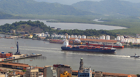 Os navios cargueiros que chegam ao Porto de Santos tiveram de esperar 95.712 horas para atracar