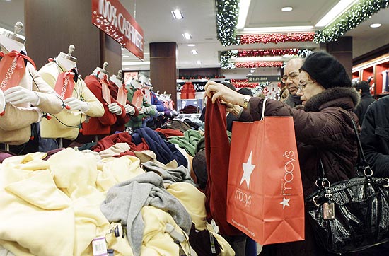Consumidores examinam produtos na loja Macy's em Nova York um dia depois do Natal