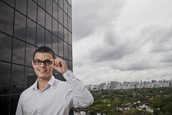 Marcos Gomes, dono da boo-box, agência de publicidade na internet, no prédio da empresa, em São Paulo