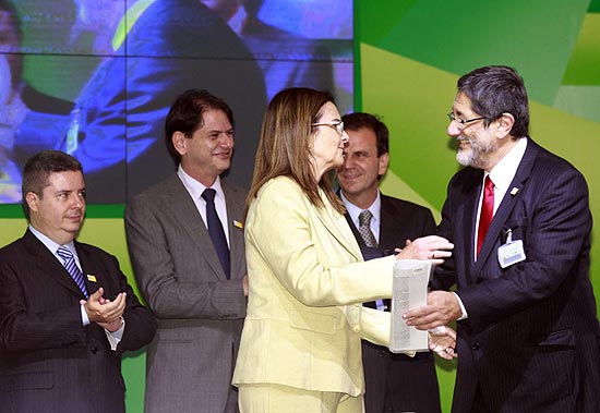 A nova presidente da Petrobras, Graa Foster (esq) e Jos Srgio Gabrielli, que deixou o comando da estatal