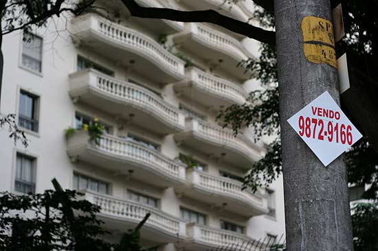 Placas de vende-se em poste em Perdizes. Venda de imóveis na cidade caiu 21% em 2011, diz Secovi
