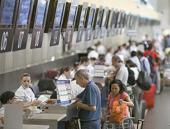 Passageiros fazem check-in no aeroporto de Viracopos, em Campinas (SP); pas pode ter 200 aeroportos regionais