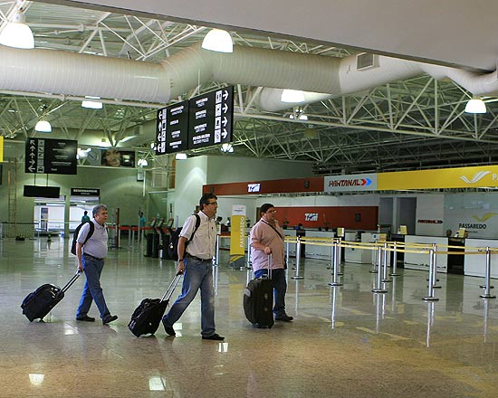 Passageiros em terminal do aeroporto Leite Lopes, em Ribeiro Preto (SP)
