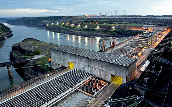 A usina hidreltrica de Itaipuna fronteira entre Paraguai e Brasil, a segunda maior do mundo em capacidade instalada
