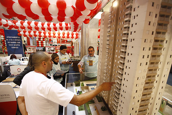 Interessados em adquirir um imóvel são atendidos durante 8º Feirão Caixa da Casa Própria, em São Paulo