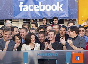 Mark Zuckerberg, o fundador do Facebook, aps acionar da Califrnia, por controle remoto, a campainha que abre os negcios na Nasdaq