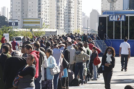 Fila para entrar no Feirão da Caixa nesta sexta-feira, em São Paulo; evento vai até domingo