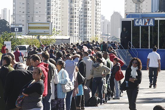 Fila para entrar no Feirão da Caixa nesta sexta-feira, em São Paulo; evento vai até domingo