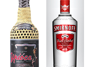 Garrafas de brasileira Ypióca ao lado da vodka Smirnoff, da Diageo; grupo britânico comprou a cachaça por R$ 900 milhões 