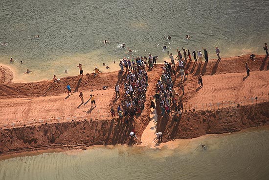 Manifestantes em área do canteiro de obras de Belo Monte em protesto contra a construção da usina