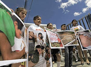 Crianas equatorianas protestam contra a Chevron