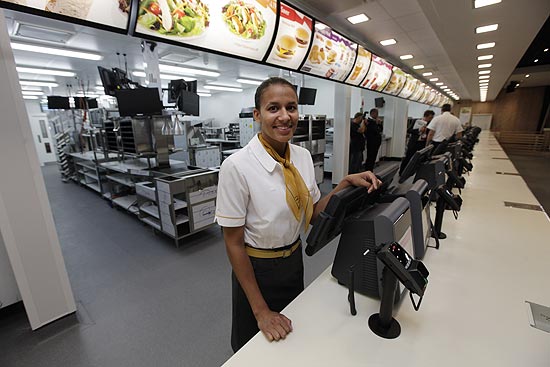Funcionária em loja para 1.500 pessoas, que foi construída pelo McDonald's dentro do Parque Olímpico em Londres