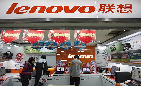 Loja da fabricante chinesa de computadores Lenovo em Xangai