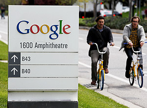 Pessoas passam de bicicleta em frente à sede do Google em Mountain View (Califórnia); empresa confronta governos que pedem dados pessoais