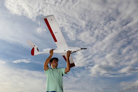 Funcionrio da AGX, de So Carlos, que fabrica veculos areos no tripulados lana aeronave para testes 
