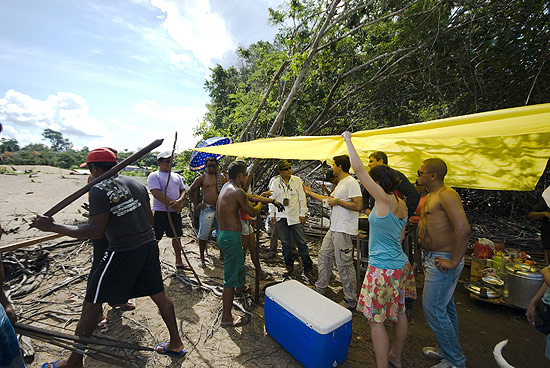 ndios das etnias juruna e arara, que mantm tcnicos de Belo Monte refns em aldeia