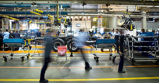 Produção de caminhões em Resende (RJ); indústria patinou em 2012 e afetou crescimento do PIB 
