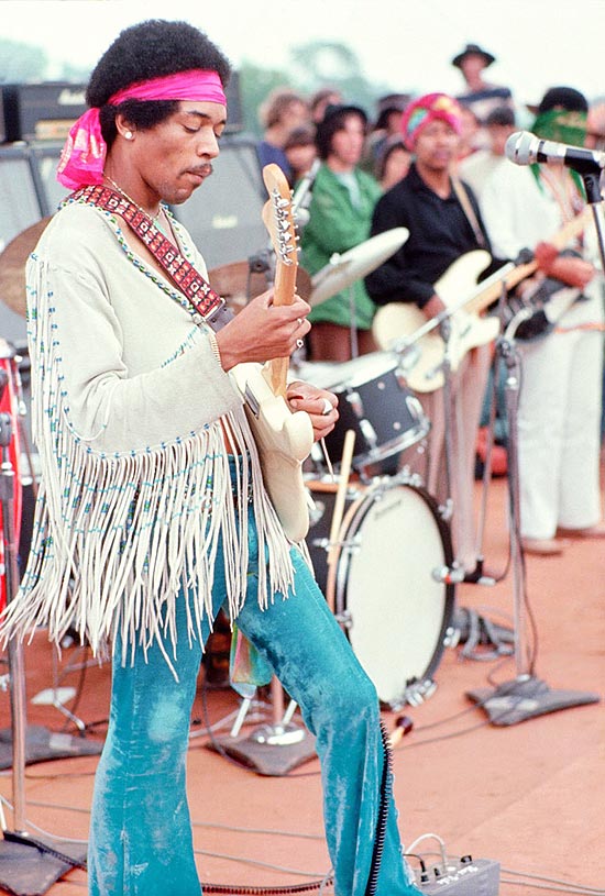 Jimi Hendrix se apresenta no Festival de Woodstock, em 1969, em Bethel nos EUA
