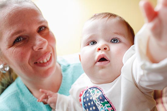 A massoterapeuta Daniella Bassanese, 40, com sua filha Manuela, de seis meses