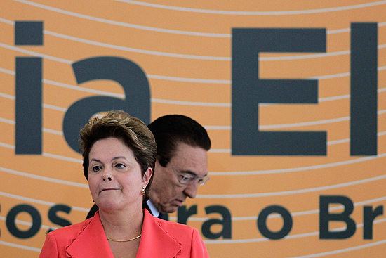 Dilma Roussef  frente do ministro de Minas e Energia, Edison Lobo, no anncio do pacote de energia