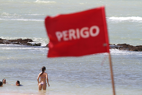 Sinalizao alerta turistas para o risco de aproximao de tubares na praia de Boa Viagem, em Recife