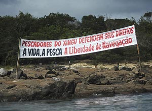 Faixa estendida na região de Belo Monte por manifestantes contrários à construção da usina