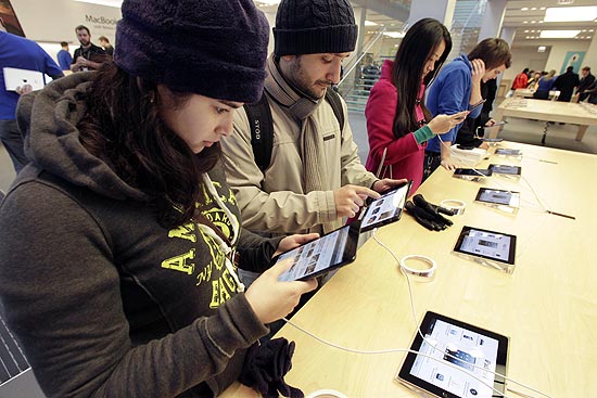 Consumidores usam iPads em loja da Apple em Chicago; demanda por verso Mini aumenta