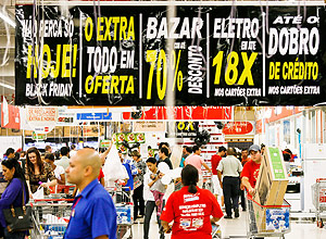 Consumidores em loja do Extra da avenida Washington Luiz, em So Paulo