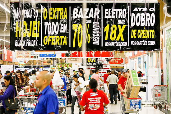 Consumidores aproveitam promoção especial para fazer compras em loja do Extra, em São Paulo; venda de eletrodomésticos ajudou a puxar crescimento do comércio em 2012, segundo a Serasa Experian