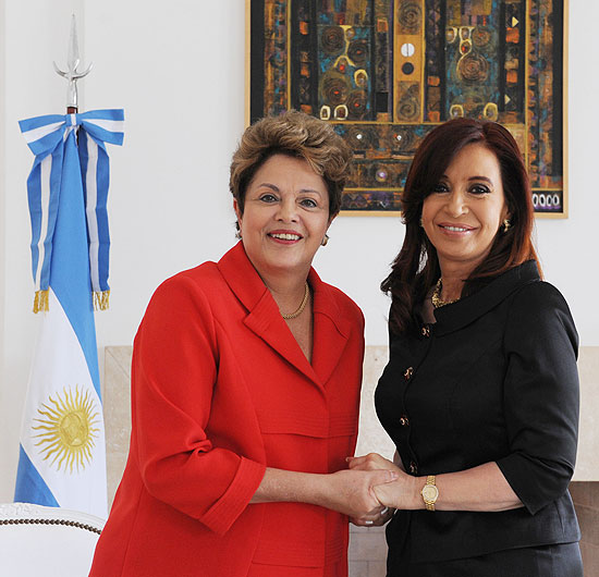 Dilma Rousseff é recebida pela presidente da Argentina, Cristina Kirchner, antes do fim de conferência industrial