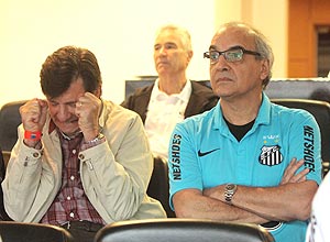 Ao lado do presidente da Natura, Guilherme Leal (de azul), Setubal lamenta lance da final Santos x Guarani, pelo Paulista 2012 