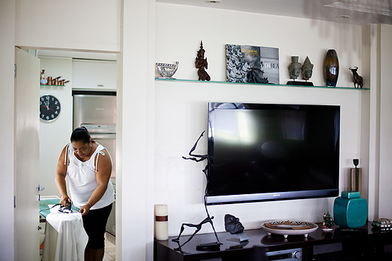 A diarista Raquel Reigada em seu trabalho em apartamento na Lagoa; renda de domésticos subiu 56% em 8 anos