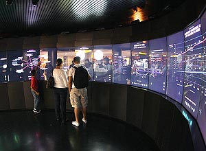Passageiros conferem como ser o aeroporto de Guarulhos no futuro em espao com telas interativas