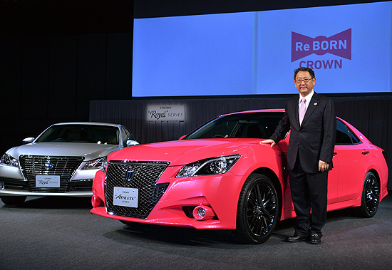 O presidente da Toyota, Akio Toyoda, apresenta o novo sedão da empresa, o modelo "Crown"