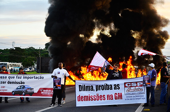 Trabalhadores da GM em So Jos dos Campos protestam contra ameaa de demisses e interditam a via Dutra
