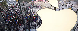 Fila de visitantes em uma loja da Apple na China - Andy Wong - 
20.out.12/Associated Press
