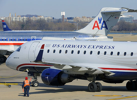 Avies da American Airlines e da U.S Airways em aeroporto dos EUA; fuso criar uma das maiores companhias areas do mundo