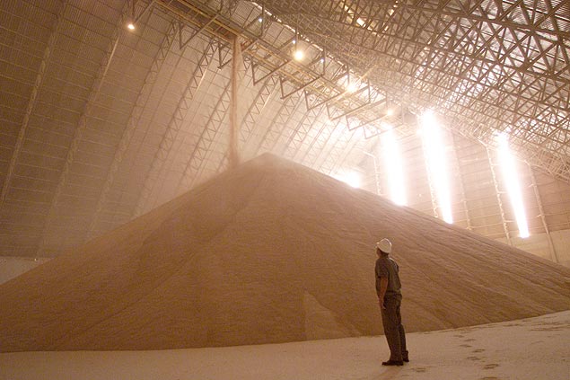 Funcionrio de empresa de exportao no maior silo de armazenagem de soja no porto de Santos