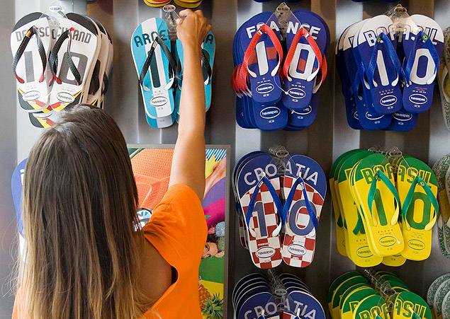 HAVAIANAS DA COPA- 27.01.2010; A loja da Havaianas no Jardins em SP, com os chinelos desenhados para a Copa do mundo na Africa.. (Foto: Fernando Donasci/Folha Imagem - Cotidiano).