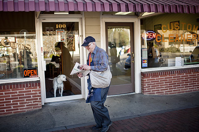 Newt Wallace, 93, distribui o "The Winters Express" na Califórnia; americano concorre ao título de entregador de jornais mais velho