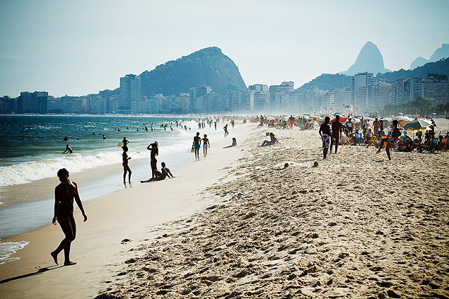 Movimento de banhistas na praia do Leme, no Rio de Janeiro, em mais um dia de calor; sensao trmica chega a 47C