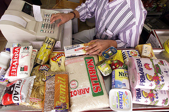 Produtos de cesta básica em mercado; governo isentou impostos federais das mercadorias