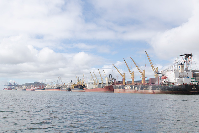 Navios fazem fila no Porto de Paranagu (PR)